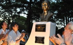 Camau participó del acto de restitución del busto de Eva Perón