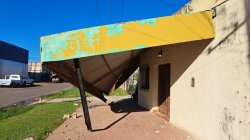 Nuevo choque contra una vivienda en la curva de Juan Pujol: "Es la segunda vez que pasa en mi casa"