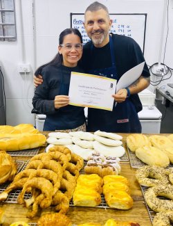 Una emprendedora saladeña se capacita con un maestro panadero y apuesta a ampliar su producción
