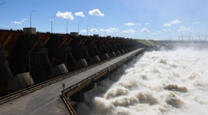 Yacyretá prevé niveles altos del Paraná y anticipa una apertura gradual de sus vertederos